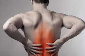 مريض شاب يعاني من مرض بالعمود الفقري بحاجة علاج