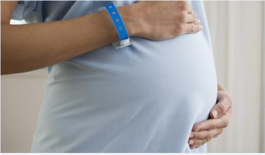 حامل بحاجة للمساعدة بعملية الولادة