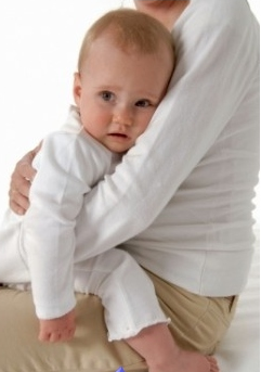 طفل رضيع مصاب بمرض نادر بحاجة الى مساعدة بالعلاج