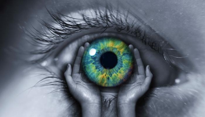 الخالة دلال بحاجة ماسة لحقنة لمعالجة انفصال شبكية العين