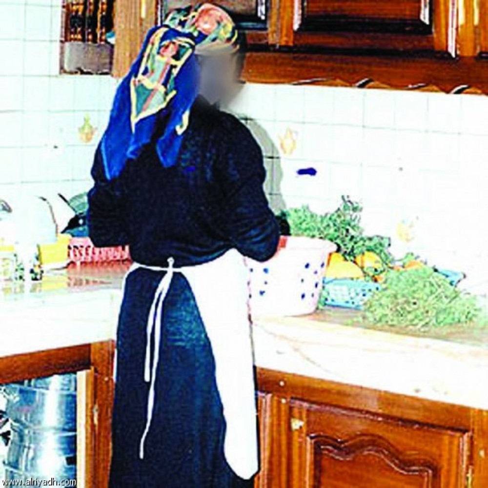 رباب تعمل بتنظيف البيوت لتأمين علاجها