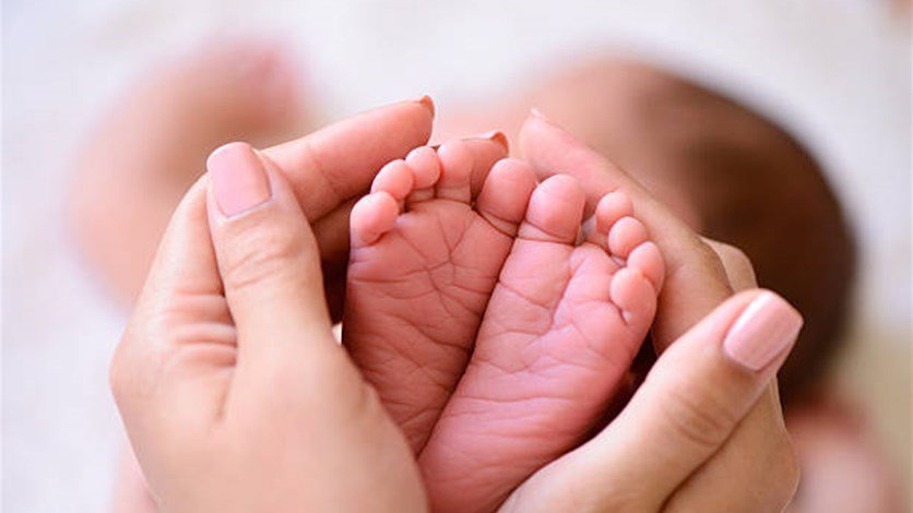 ما بين إرهاق الحمل ووضعها الصحي المتعب تنتظر مولودها الجديد.