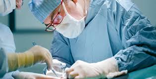 عبد الناصر يخنق حنجرته الورم