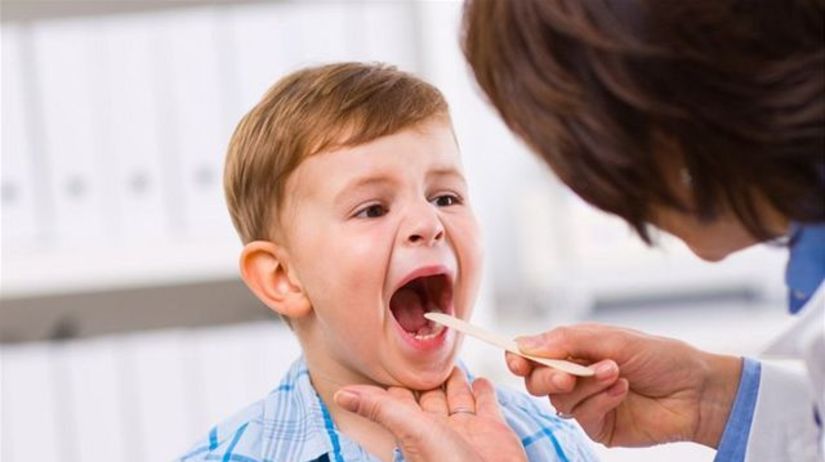 التوأم الصغير بحاجة لمساعدكم في عملية لاستئصال اللوزتين والناميات 