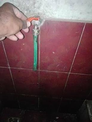 أسرة تعاني من إنقطاع المياه