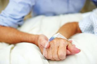 رب الأسرة بحاجة أجهزة طبية