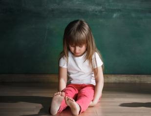 طفلة تعاني من نقص حاد في النمو