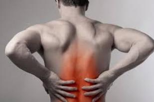 مريض شاب يعاني من مرض بالعمود الفقري بحاجة علاج