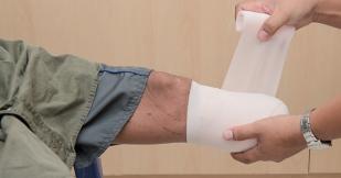 شاب فقد ساقه بحادث أليم