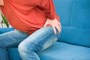 مريض يعاني من آلام شديدة بحاجة لاجراء عملية جراحية 