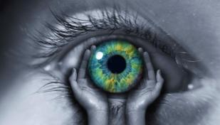 الخالة دلال بحاجة ماسة لحقنة لمعالجة انفصال شبكية العين