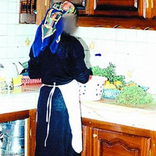 رباب تعمل بتنظيف البيوت لتأمين علاجها