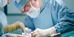 عبد الناصر يخنق حنجرته الورم